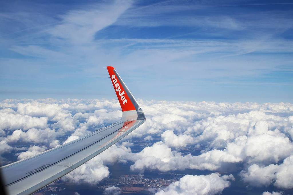 A asa de um avião da easyJet acima das nuvens, vista da janela