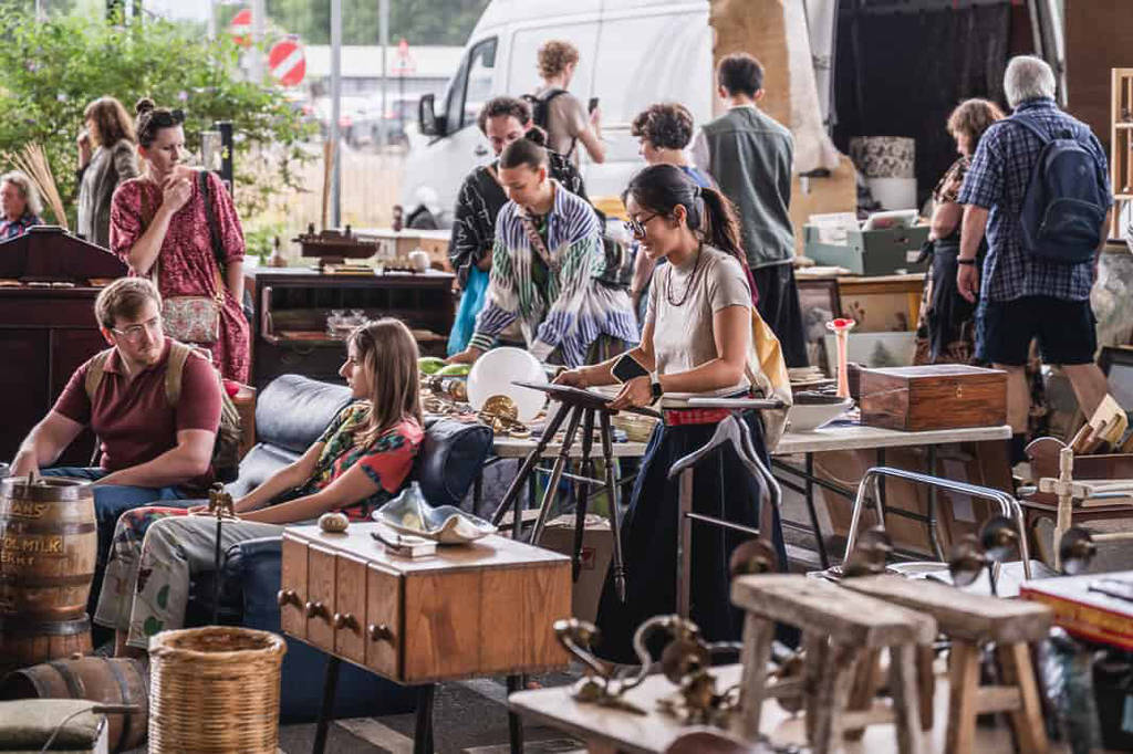 gente curioseando entre muebles y artículos en el gigantesco mercadillo de Londres