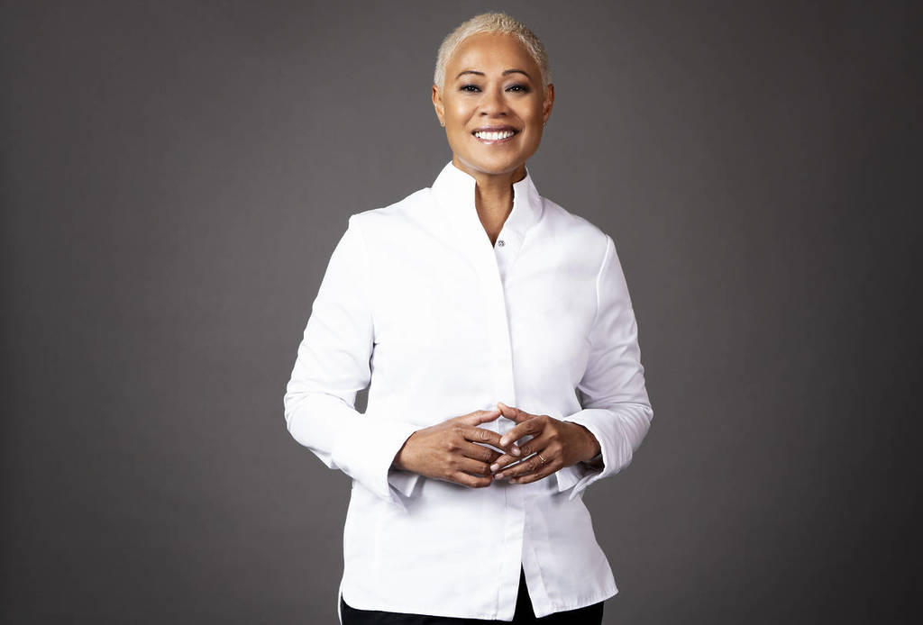 Chef-kok Monica Galetti glimlacht en kijkt in de camera
