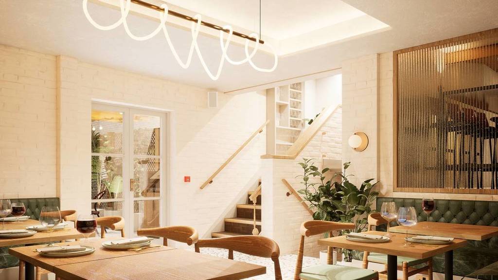 een impressie van een lichte en luchtige eetzaal met houten tafels en stoelen, potplanten en een trap