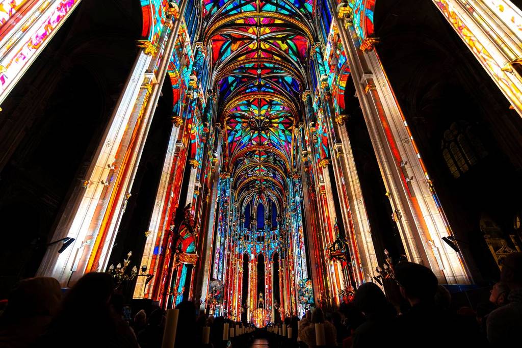 catedral iluminada con diversos colores