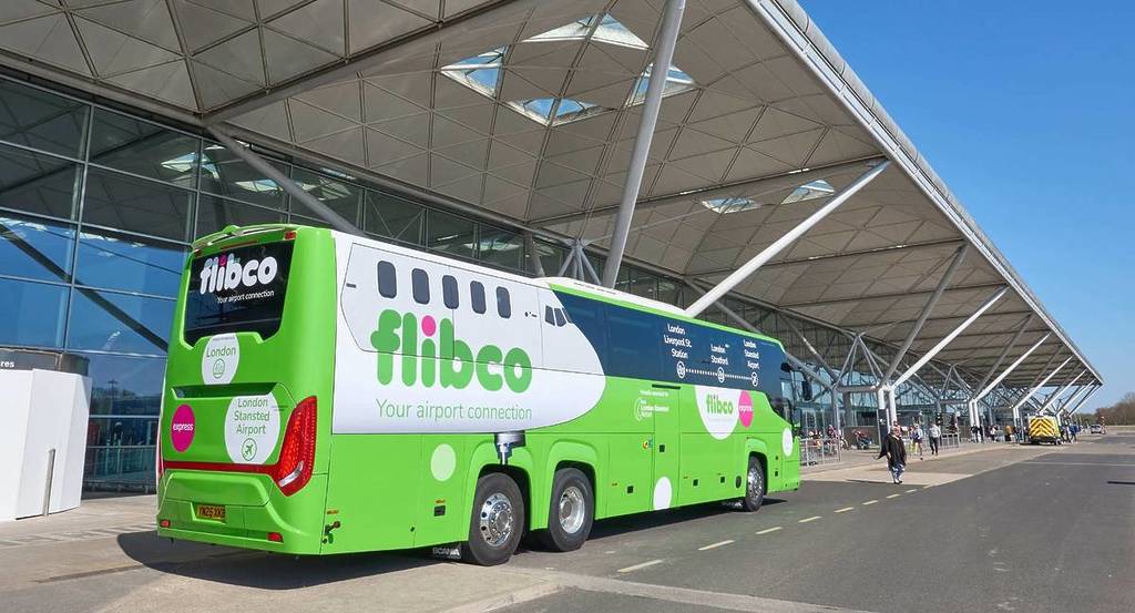 Ein grüner Flibco-Bus hielt vor dem Flughafen Stanstead
