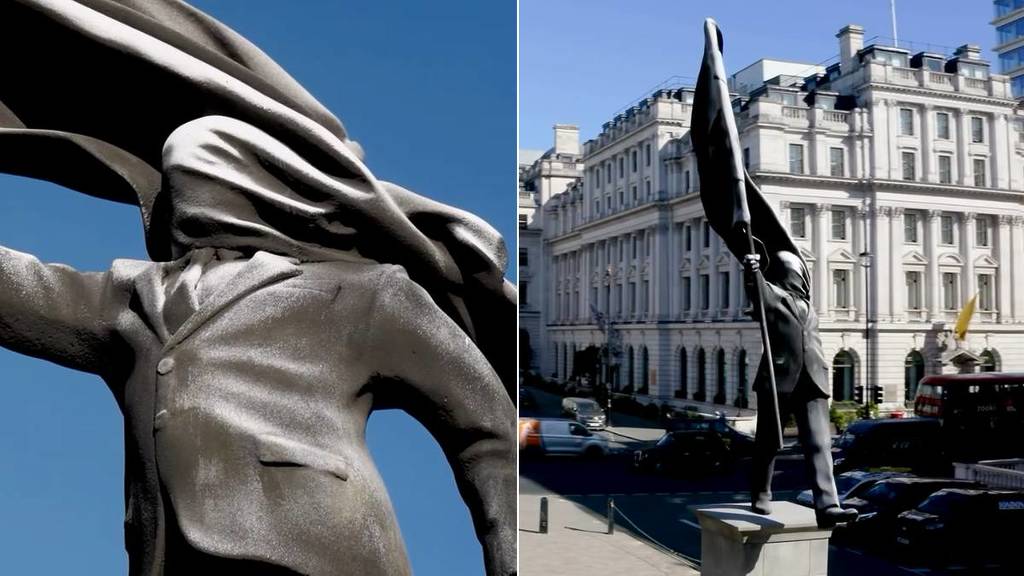 ein Nebeneinanderbild der neuen Banksy-Skulptur – eine Person in einem Anzug stand auf einem Sockel und ihr Gesicht war mit einer Flagge bedeckt