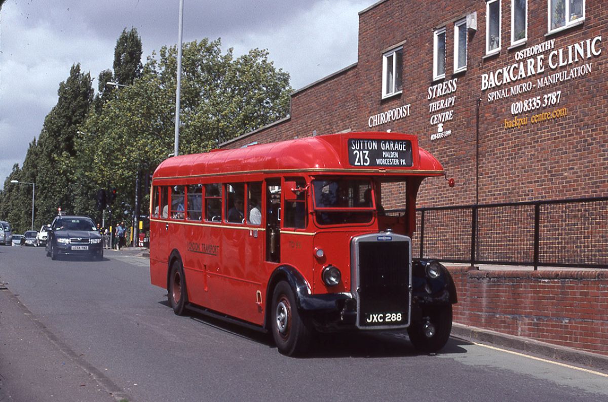 Eine Flotte alter Londoner Busse wird nächsten Monat zwischen Kingston und Sutton verkehren