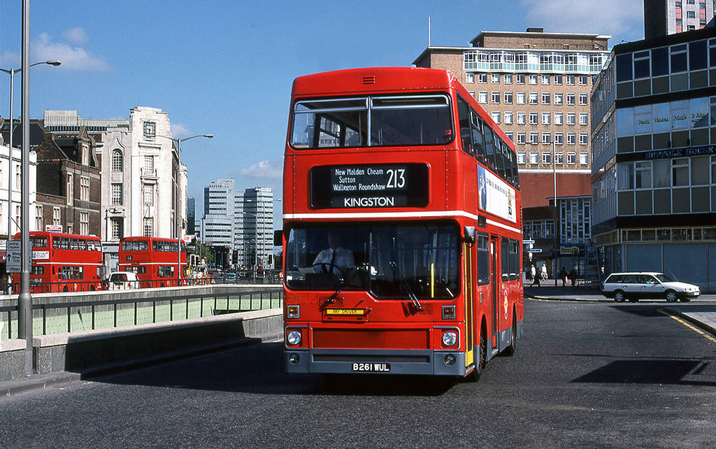 un bus vintage qui roule dans une rue de Londres