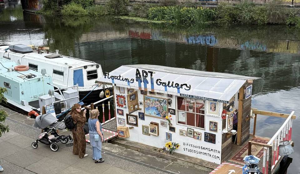 Londons erste CO2-negative schwimmende Kunstgalerie liegt am Regent’s Canal vor Anker – sie wurde aus einem alten Gartenschuppen gebaut