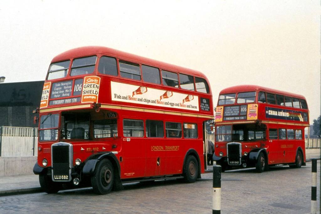 2 bus rouges vintage qui sillonnaient Londres dans les années 60