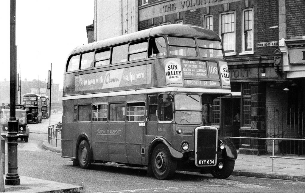 Une photo en noir et blanc d’un bus vintage à Londres