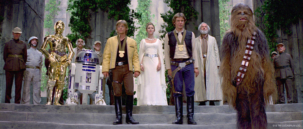 Fotograma de «Star Wars» en el que aparecen muchos de los personajes principales de la trilogía original