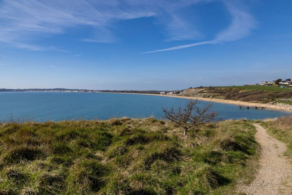 Ein Weg entlang einer Klippe mit Blick auf das Meer