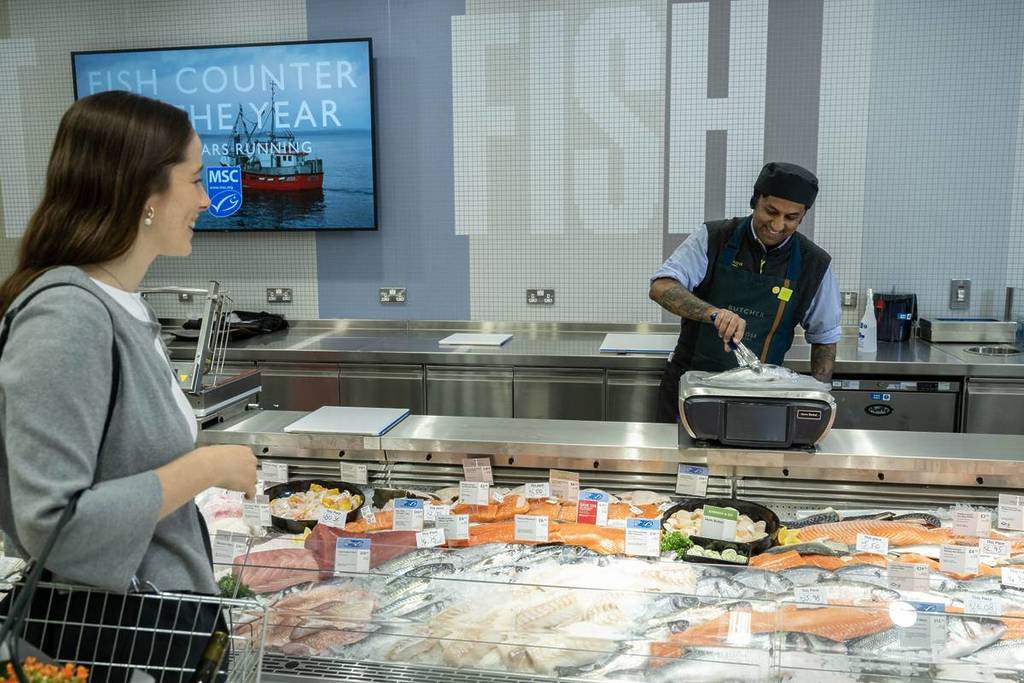 Eine Fischtheke im Waitrose-Supermarkt