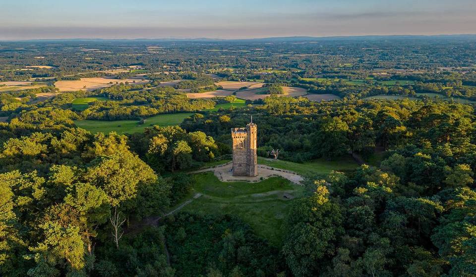 La vue depuis cette tour vieille de 260 ans près de Londres vient d&rsquo;être désignée comme l&rsquo;une des plus belles de Grande-Bretagne – et c&rsquo;est le point culminant du sud-est de l&rsquo;Angleterre