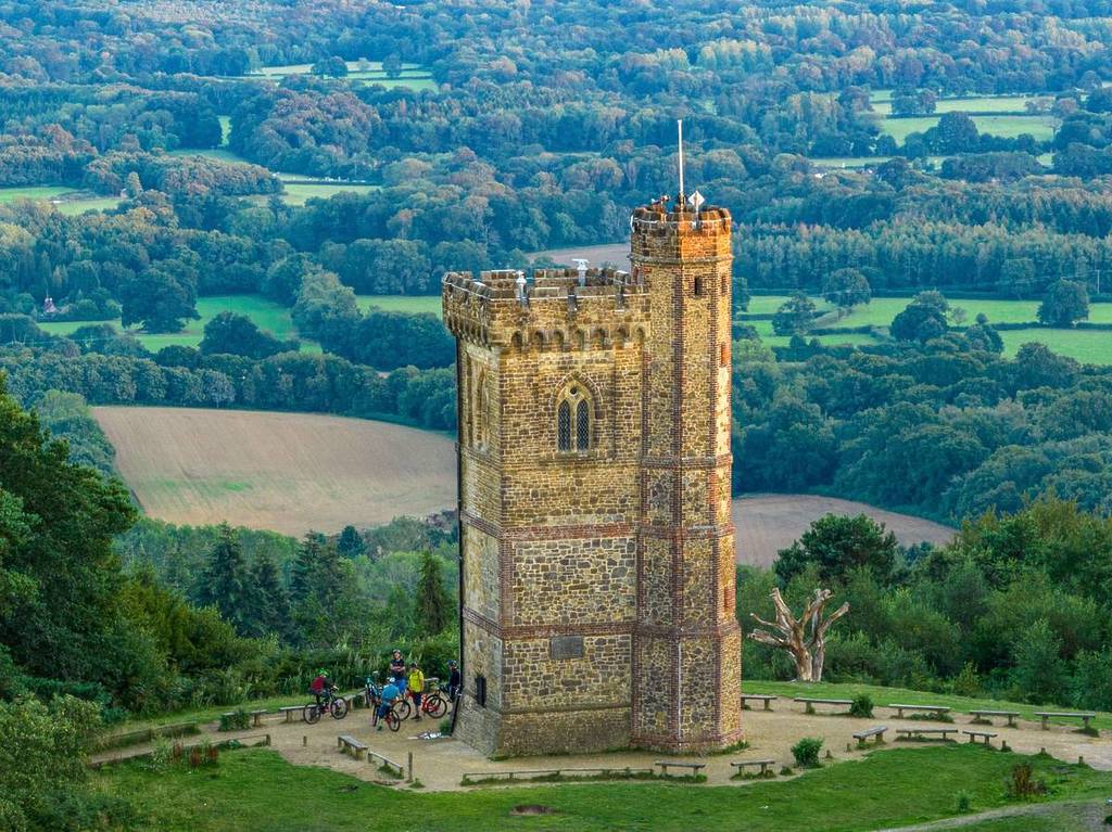 Ein gotischer Turm mit Blick über die Landschaft dahinter