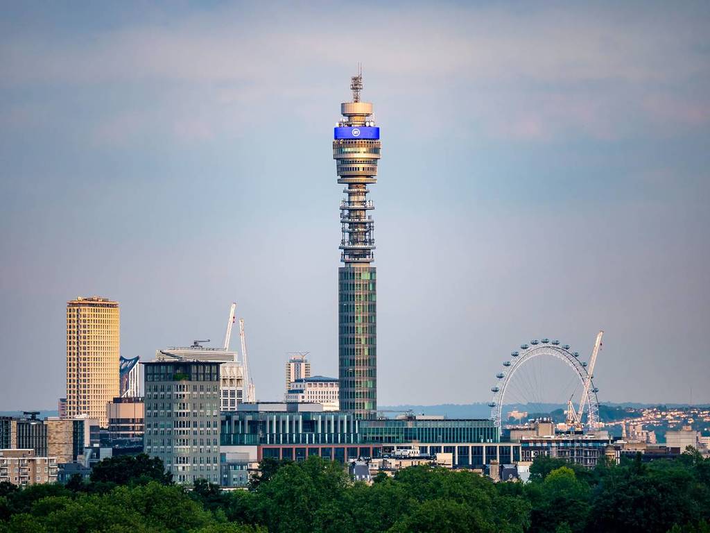 Ein Blick auf die Skyline von London mit dem BT Tower und dem London Eye