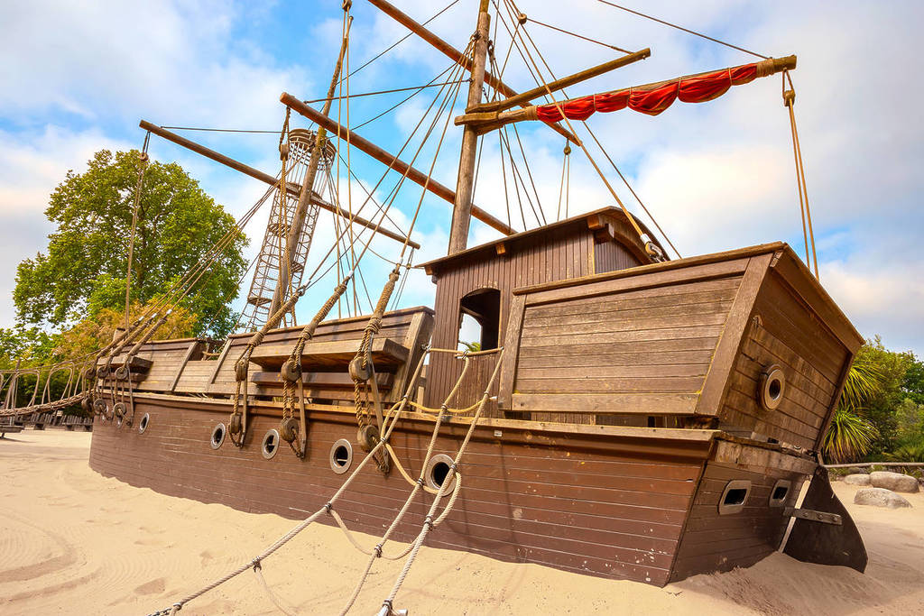 een speeltuin in de vorm van een piratenschip in de Diana Princess of Wales Memorial Playground