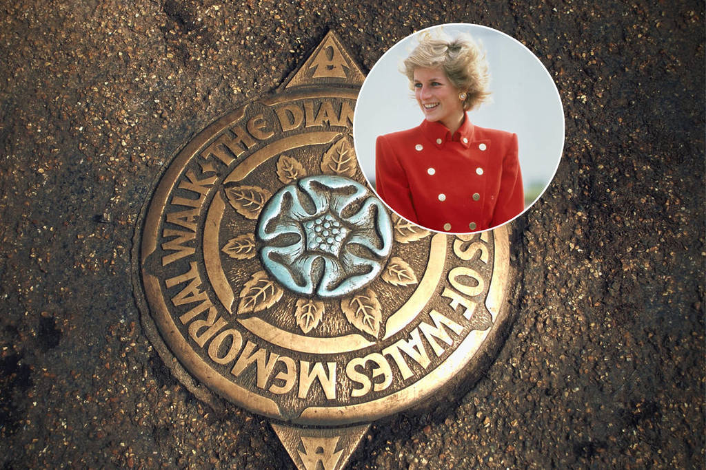 Eine Plaue im Boden mit der Inschrift „The Diana Princess of Wales Memorial Walk“ und einer Rose mit der Aufschrift „The Diana Princess of Wales Memorial Walk“ mit einem eingelassenen Bild von Prinzessin Diana