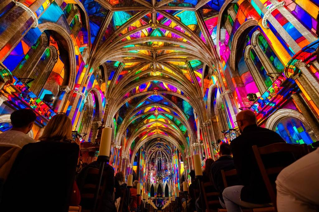 Concert LUMINISCENCE : les plafonds de la cathédrale se parent de nuances variées grâce à des projections lumineuses à 360 degrés