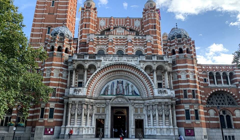 Questa storica cattedrale vicino alla stazione Victoria sta usando proiezioni di luce per dare vita alle parti mancanti, invitando gli ospiti ad ascoltare le opere leggendarie di Beethoven, Vivaldi, Debussy e altri