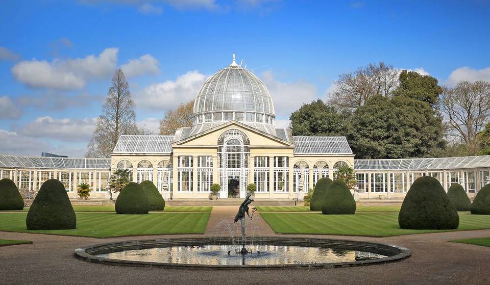 Esta propriedade histórica de 200 acres acaba de ser nomeada o melhor jardim público de Londres — e abriga um prado de flores silvestres, uma estufa mundialmente famosa e mais de 400 espécies de árvores