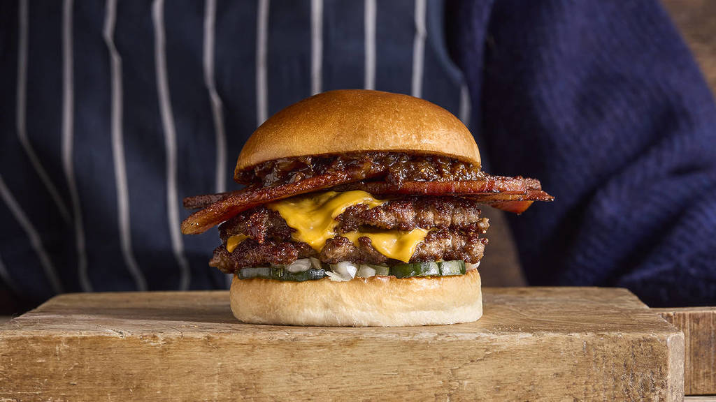 ein doppelter Cheeseburger mit kräftigen Speckscheiben