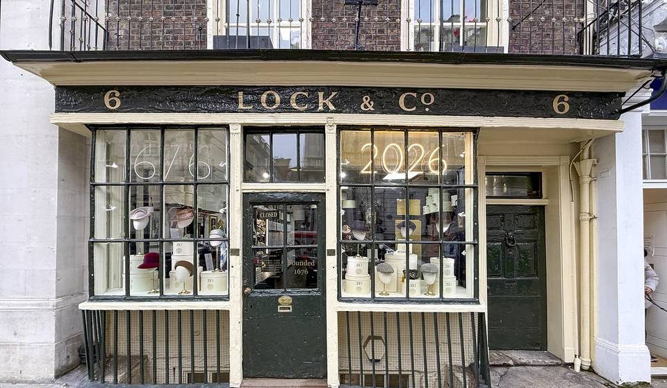 A loja mais antiga de Londres tem 350 anos — inventou o chapéu-coco, detém um Royal Warrant e possui o seu próprio mini-museu