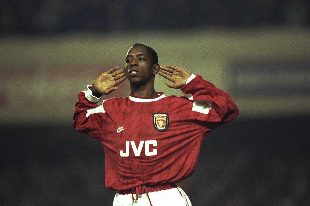 Ian Wright von Arsenal hält sich die Ohren zu während des Viertelfinalspiels des Coca-Cola-Cups gegen Newcastle im Highbury-Stadion in London. Arsenal gewann das Spiel mit 2:0.