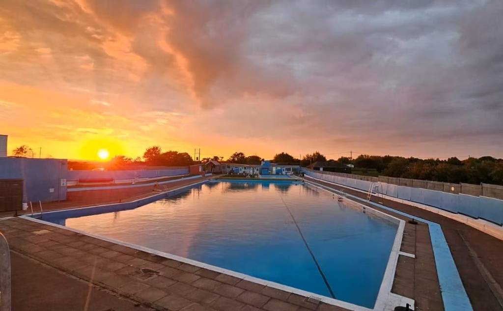Ein Strandbad im Freien bei Sonnenuntergang