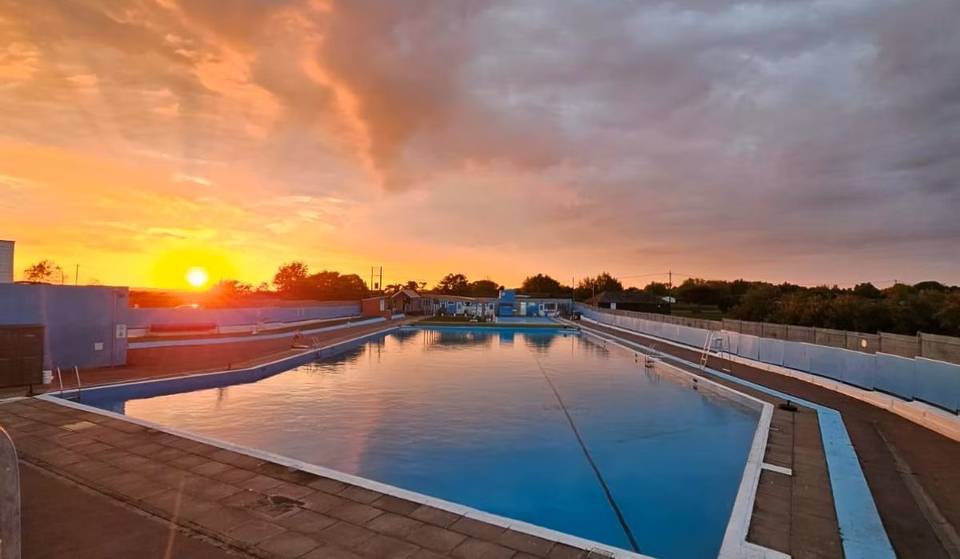 Esta icónica piscina ao ar livre da costa, datada da década de 1930, reabre para o verão este mês — e fica a menos de duas horas de Londres