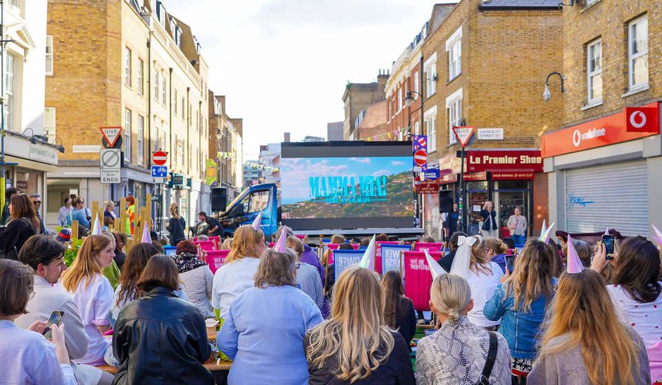 Este verano llega a Waterloo un cine al aire libre gratuito, con una programación temática de los 90 que incluye desde Cool Runnings hasta Romeo + Julieta y Mrs. Doubtfire.
