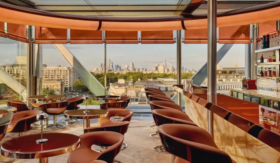 Estes bares de cocktails chiques de Londres acabaram de ser nomeados entre os melhores do mundo pelo novo «Guia Michelin para bares» — e um deles é o mais antigo da capital