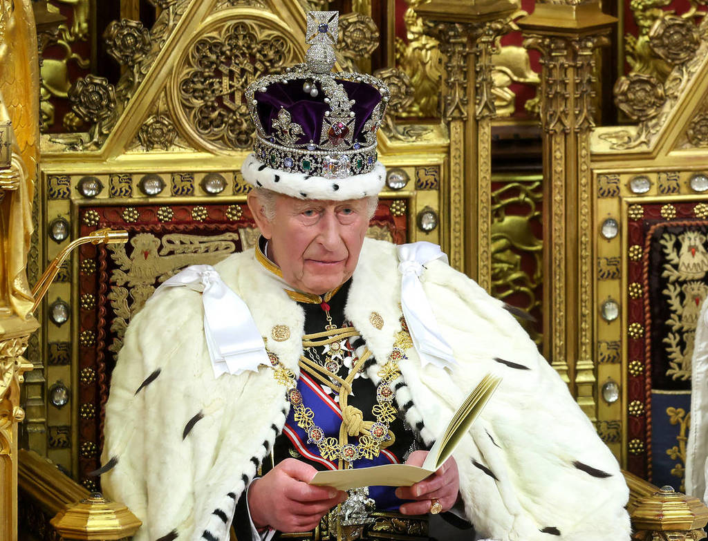 LONDON, ENGLAND – 13. MAI: König Karl III. hält die Rede des Königs im Oberhaus während der Parlamentseröffnung am 13. Mai 2026 in London, England. Die staatliche Parlamentseröffnung folgt auf die Verlängerung der vorherigen Sitzungsperiode am 29. April. König Karl III. wird die Rede des Königs halten, in der er die Gesetzgebungsagenda der Regierung für die Sitzungsperiode 2026–27 darlegt. Zu den wichtigsten Prioritäten des Jahres gehören Verfassungsreformen in Bezug auf in Ungnade gefallene Gleichaltrige, ein 10-Jahres-Gesundheitsplan für den NHS und die Umsetzung von Änderungen an der Zwei-Kind-Grenze des Universalkredits. (Foto von Chris Jackson/Getty Images)