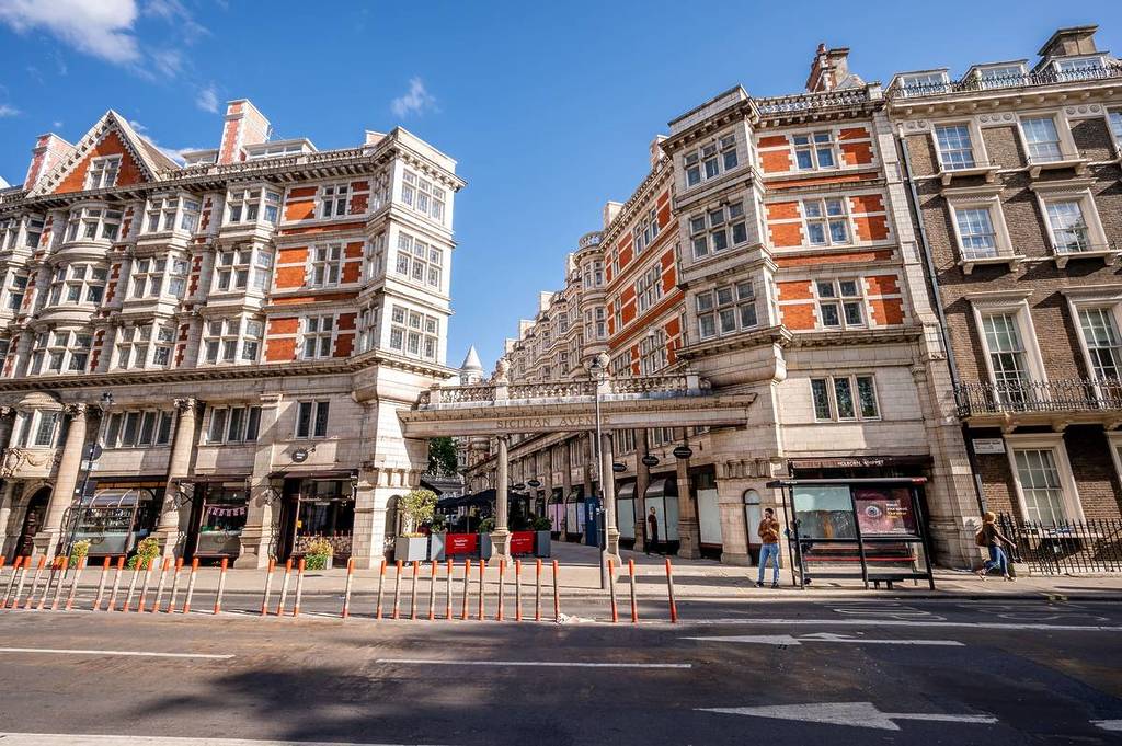 A vista de uma rua lateral de estilo italiano em Londres, do outro lado da rua