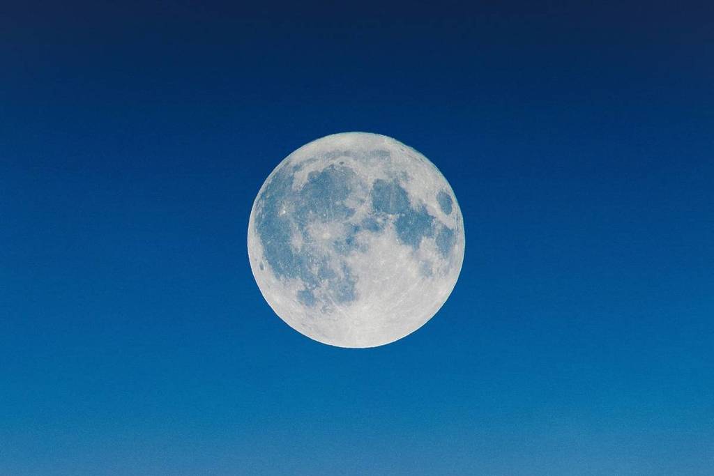 Ein Vollmond vor einem sehr blauen Himmelsverlauf