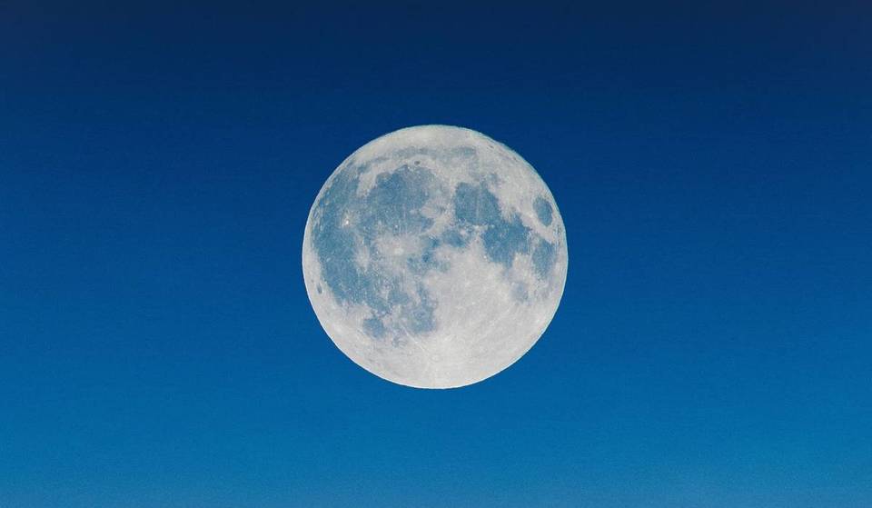 Une lune bleue rare illuminera le ciel britannique plus tard ce mois-ci — voici quand tu pourras l&rsquo;observer