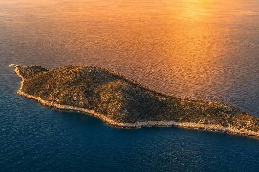 Eine unbewohnte griechische Insel zur goldenen Stunde