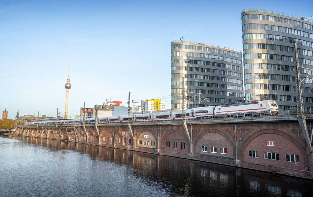 Ein Zug überquert eine Brücke in Berlin