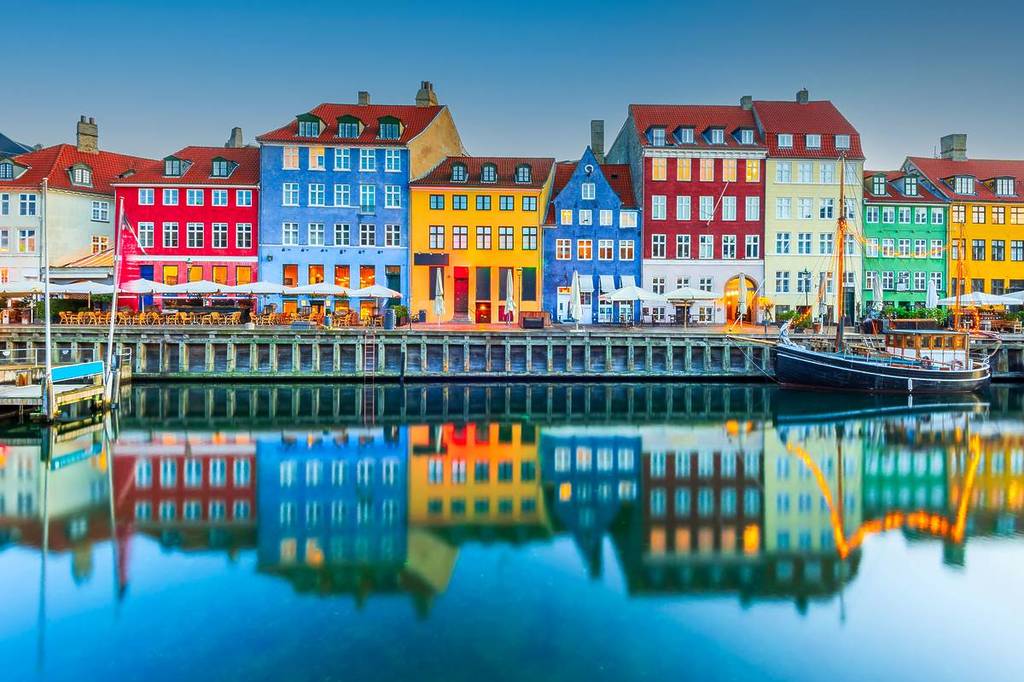 Kleurrijke huizen langs het kanaal in Kopenhagen