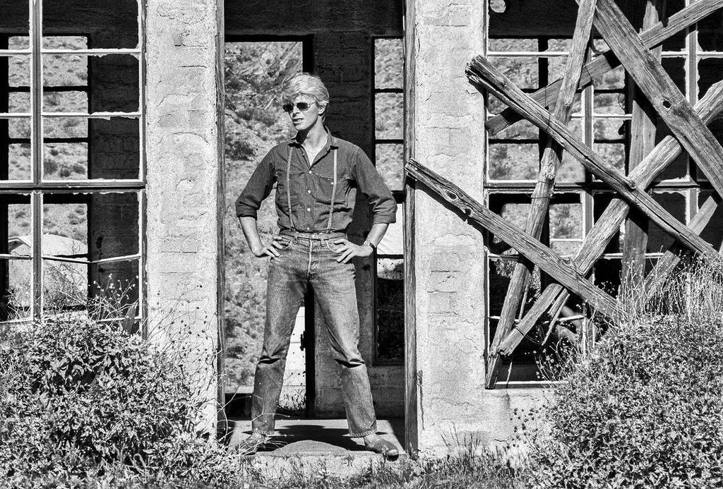 Un giovane David Bowie in posa, fotografato in bianco e nero da Denis O'Regan