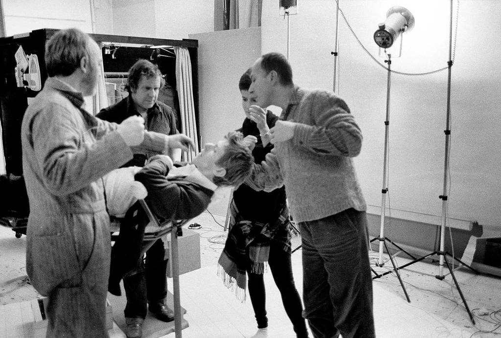 David Bowie durante un servizio fotografico con Brian Duffy