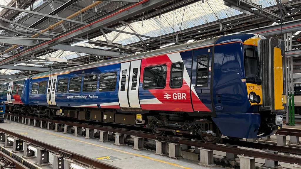 Der erste Zug der Great British Railways wurde im Vorfeld der Verstaatlichung endlich vorgestellt – und es markiert die größte Umstrukturierung im britischen Schienenverkehr seit Jahrzehnten