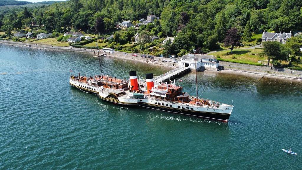 Ein historisches Schiff, das an einem Pier angedockt ist