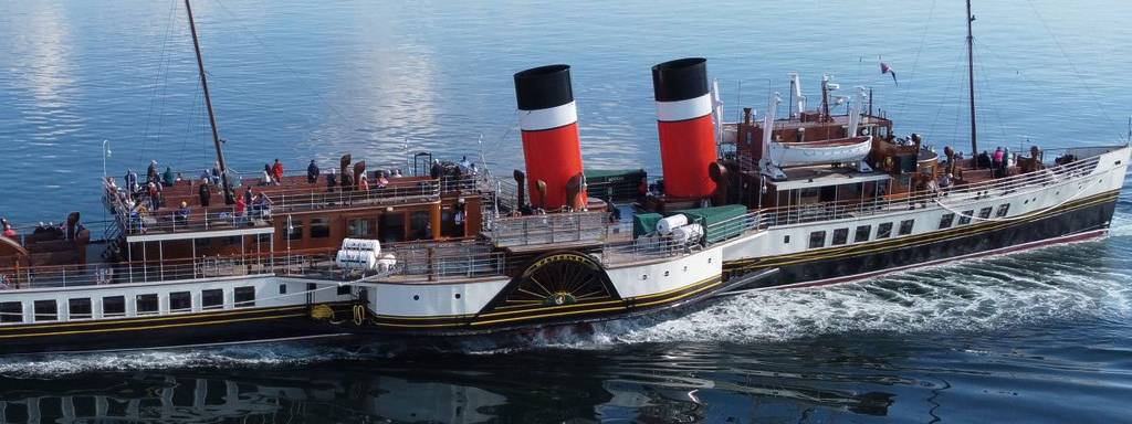 Una storica nave a vapore che solca le acque
