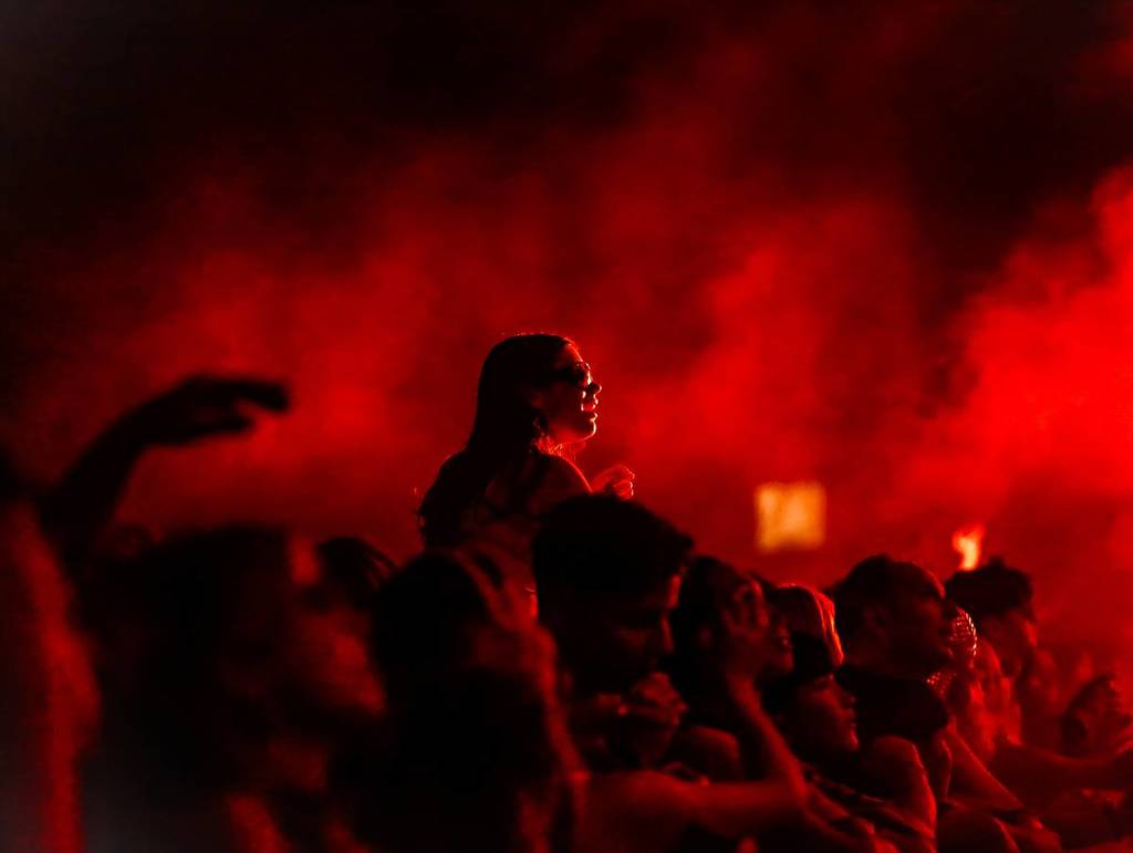 Mädchen auf Schultern in der Menge bei einem Musikfestival