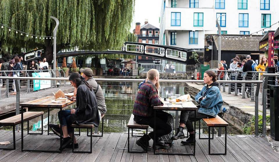 Este marco do norte de Londres foi eleito o melhor mercado de comida da cidade — com mais de 100 vendedores e um cenário icónico junto ao canal