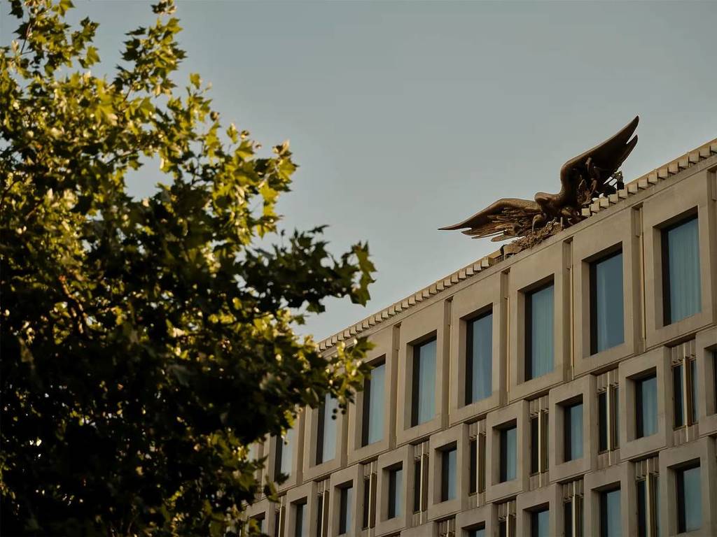 Das Äußere des Chancery Rosewood mit einer großen Vogelskulptur auf dem Dach