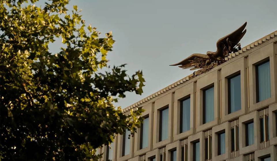 Estes luxuosos estabelecimentos londrinos acabaram de ser nomeados entre os melhores novos hotéis do mundo — e um deles fica dentro de uma antiga embaixada dos EUA classificada como Grau II