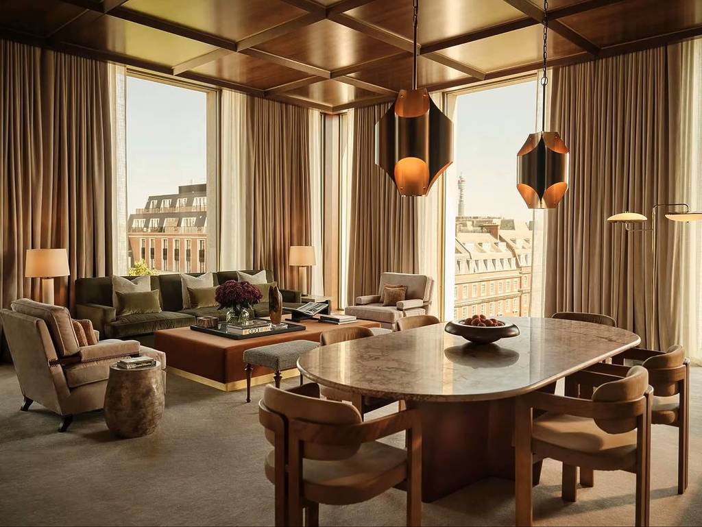 Uma ampla sala de estar de uma suíte no Chancery Rosewood, com grandes janelas com vista para Londres