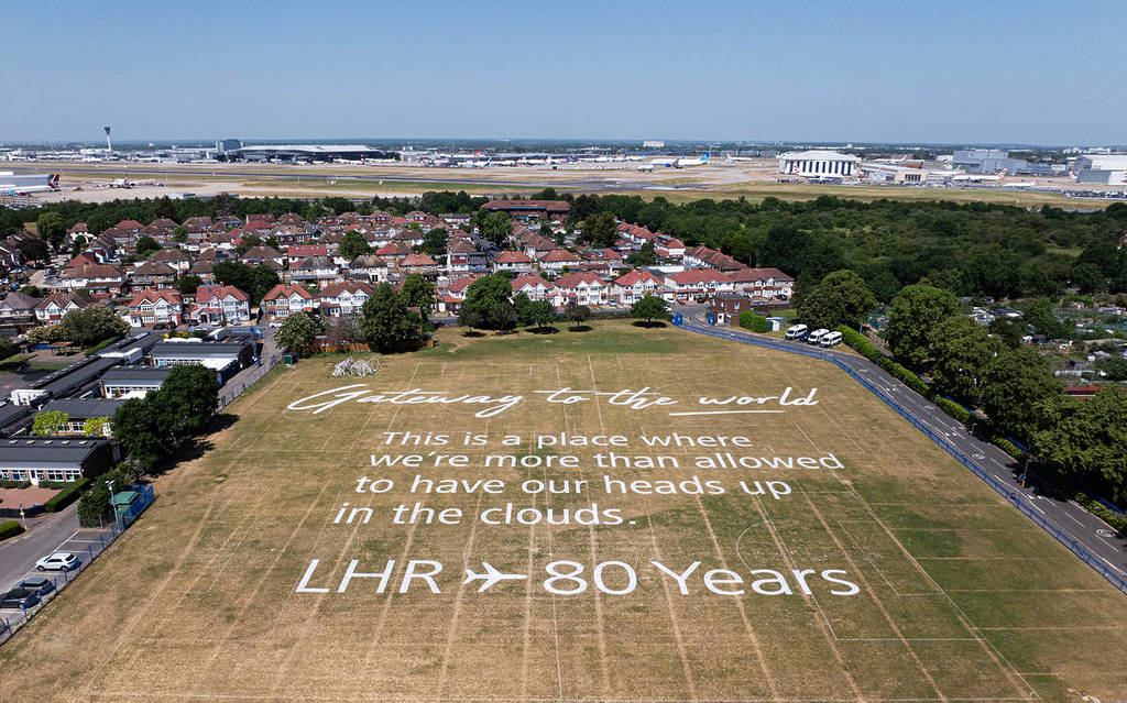 Eine Luftaufnahme eines Gedichts, das auf einem Feld neben dem Flughafen Heathrow geschrieben wurde