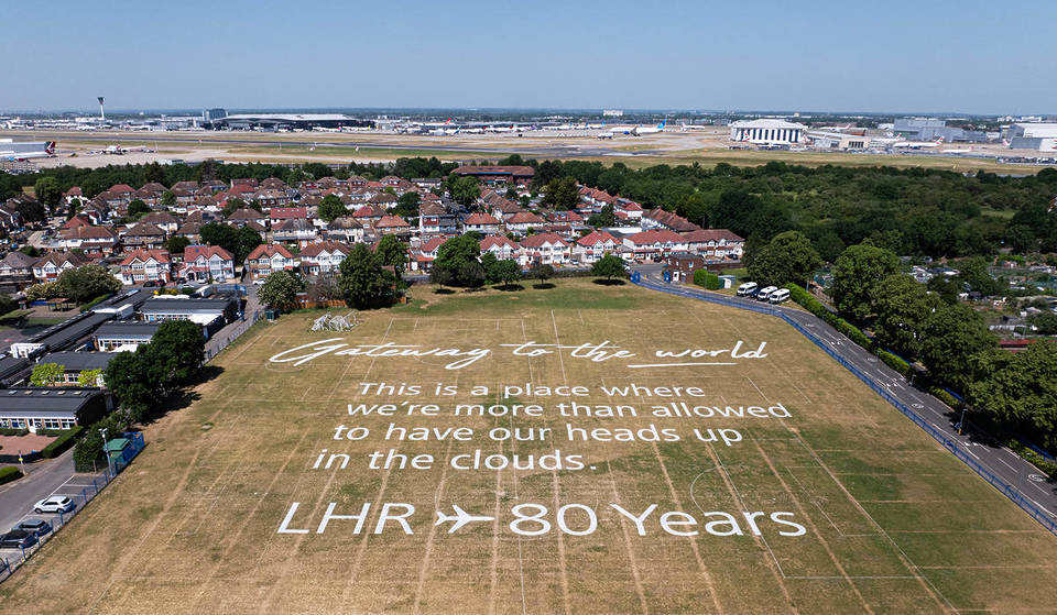 Ein riesiges Gedicht zu Ehren des 80. Geburtstags von London Heathrow wurde auf ein Feld neben dem Flughafen gemalt – aber man kann es nur aus der Luft sehen