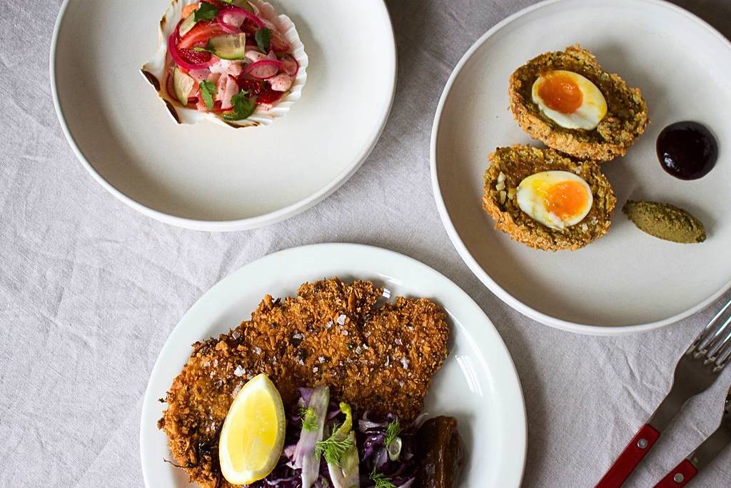 três pratos que combinam pratos britânicos com a cozinha e os ingredientes indianos